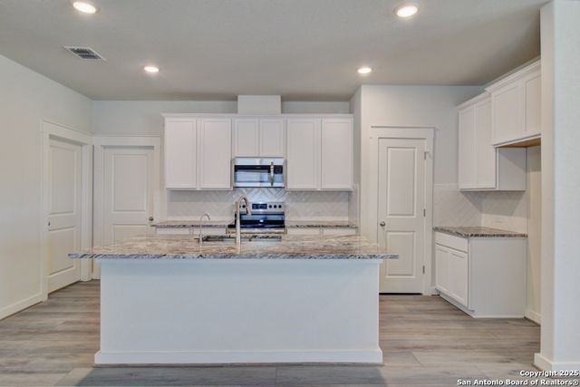 2502 White Daisy Hill, Converse, TX 78109