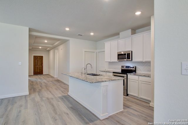 2502 White Daisy Hill, Converse, TX 78109