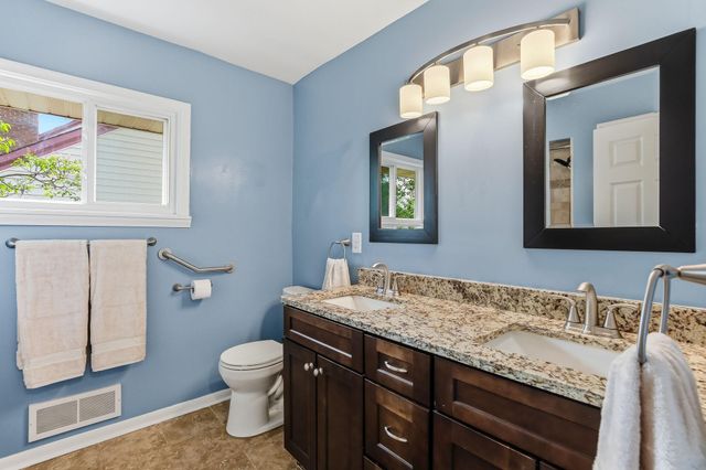 676 Shryer Avenue W, Roseville, MN 55113