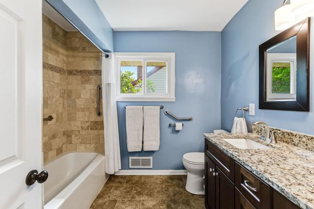 676 Shryer Avenue W, Roseville, MN 55113