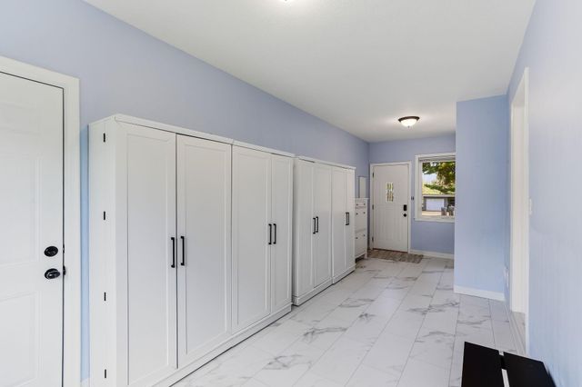 676 Shryer Avenue W, Roseville, MN 55113
