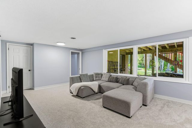 676 Shryer Avenue W, Roseville, MN 55113