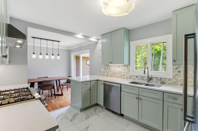 676 Shryer Avenue W, Roseville, MN 55113