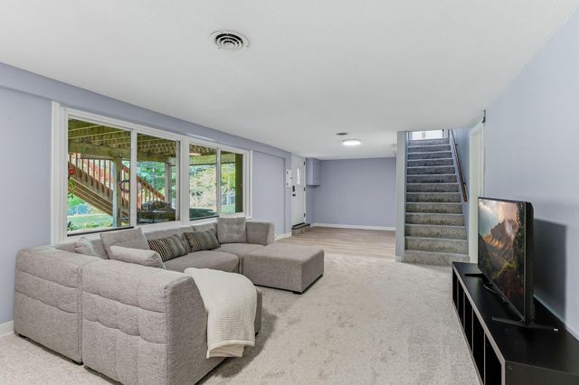 676 Shryer Avenue W, Roseville, MN 55113
