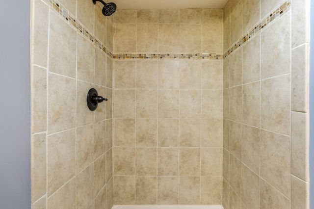 676 Shryer Avenue W, Roseville, MN 55113