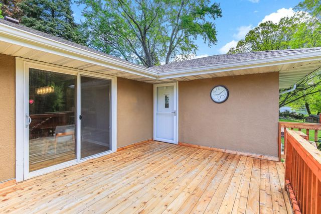 676 Shryer Avenue W, Roseville, MN 55113