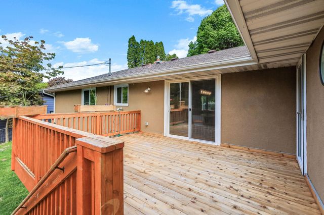 676 Shryer Avenue W, Roseville, MN 55113