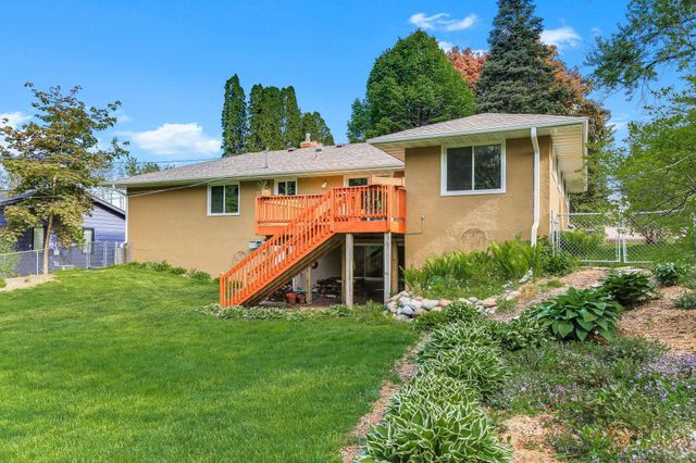 676 Shryer Avenue W, Roseville, MN 55113