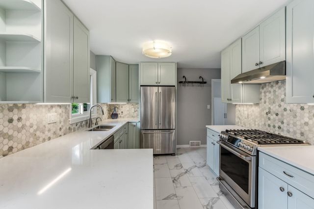 676 Shryer Avenue W, Roseville, MN 55113