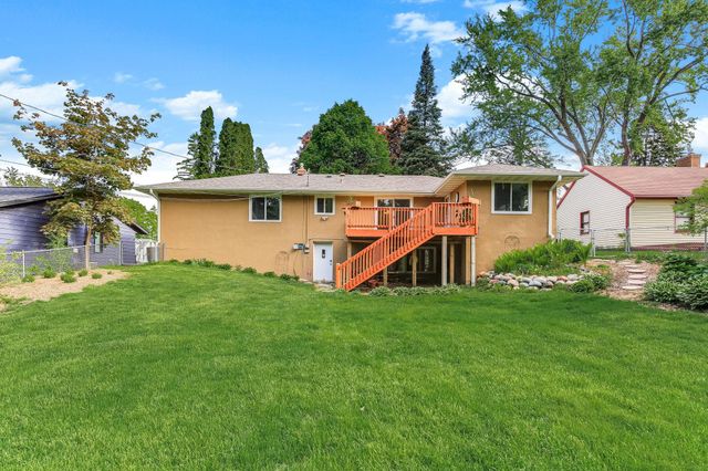 676 Shryer Avenue W, Roseville, MN 55113