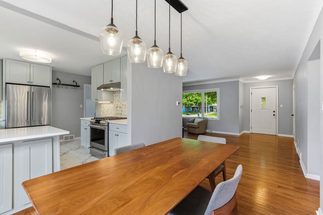676 Shryer Avenue W, Roseville, MN 55113