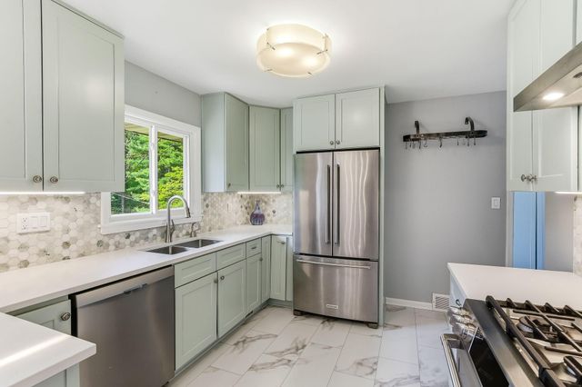 676 Shryer Avenue W, Roseville, MN 55113