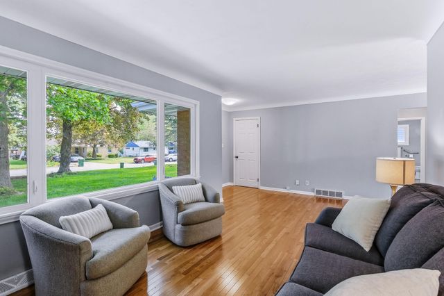 676 Shryer Avenue W, Roseville, MN 55113