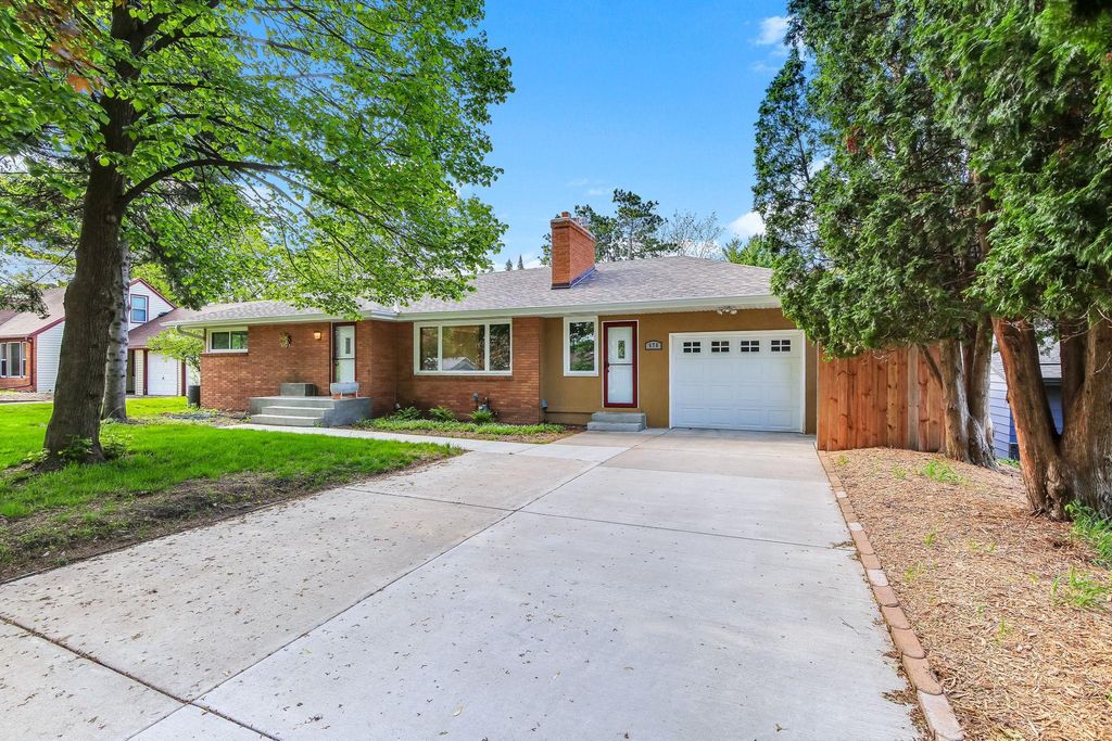 676 Shryer Avenue W, Roseville, MN 55113