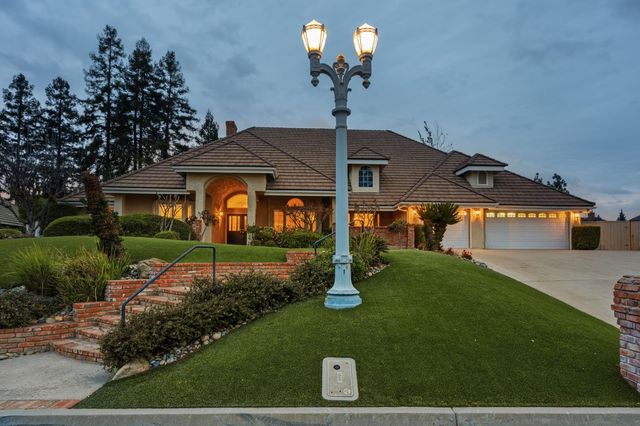 382 E Walnut Hill Avenue, Fresno, CA 93720