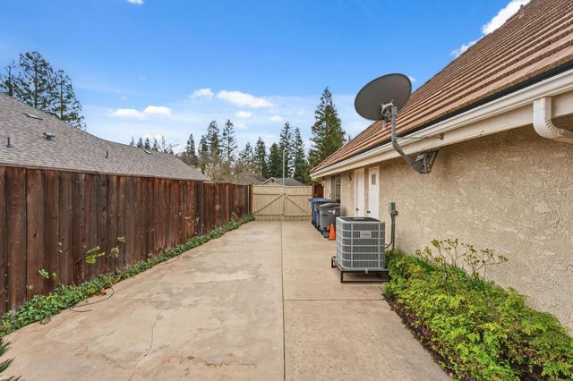 382 E Walnut Hill Avenue, Fresno, CA 93720