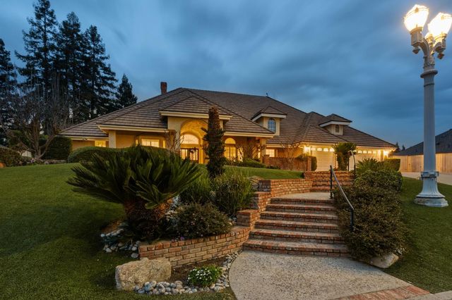 382 E Walnut Hill Avenue, Fresno, CA 93720