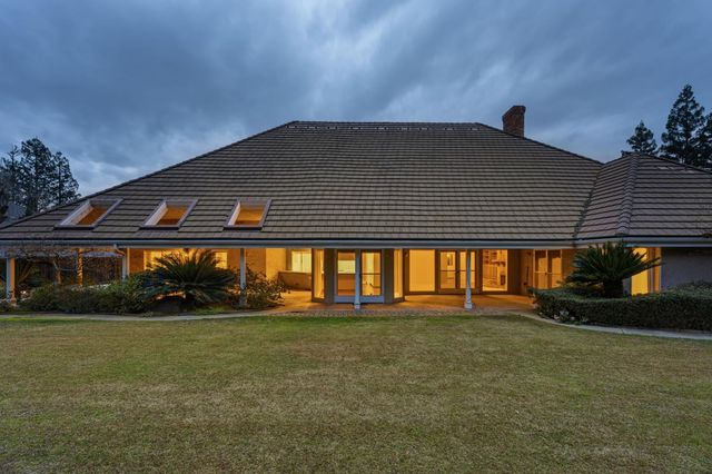 382 E Walnut Hill Avenue, Fresno, CA 93720