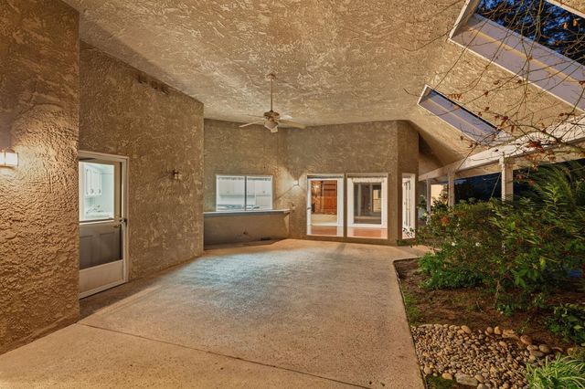 382 E Walnut Hill Avenue, Fresno, CA 93720