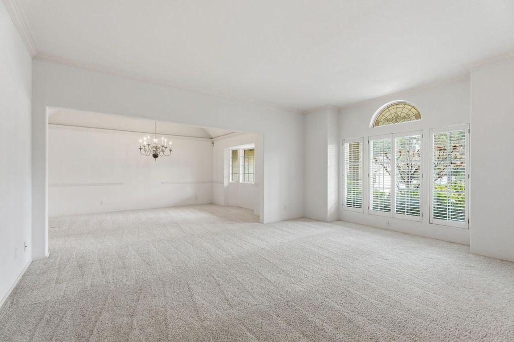 Image 12 of property listing at 382 E Walnut Hill Avenue, Fresno, CA 93720