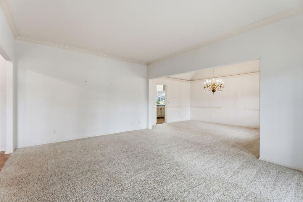 Image 13 of property listing at 382 E Walnut Hill Avenue, Fresno, CA 93720