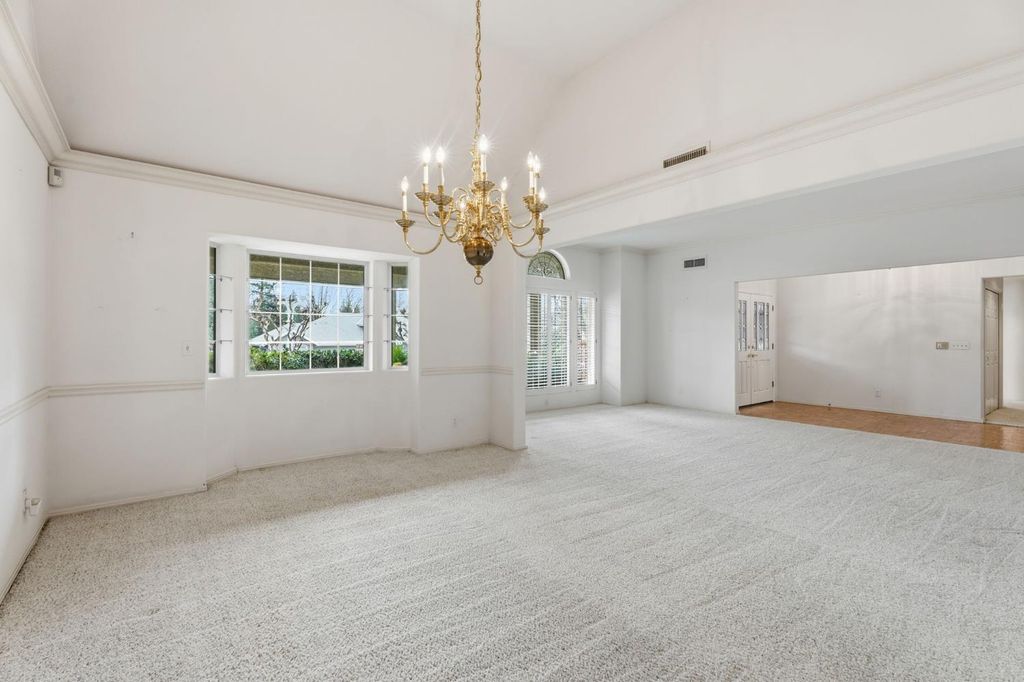 Image 14 of property listing at 382 E Walnut Hill Avenue, Fresno, CA 93720