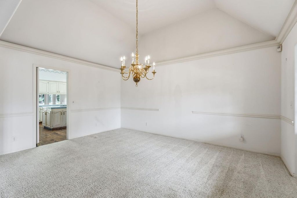 Image 16 of property listing at 382 E Walnut Hill Avenue, Fresno, CA 93720