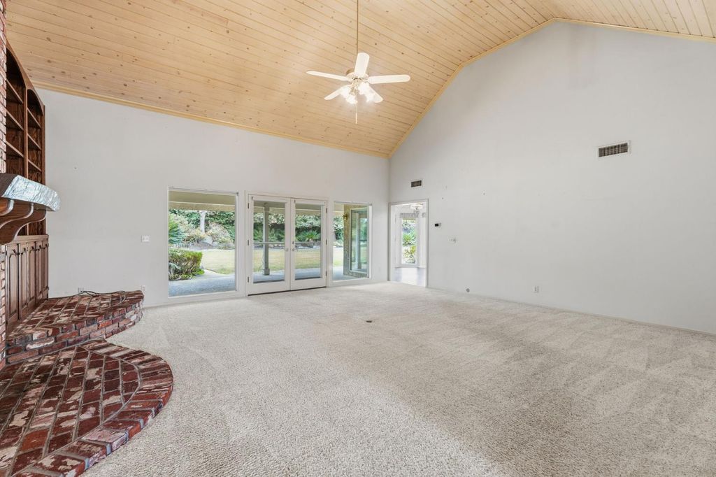 Image 19 of property listing at 382 E Walnut Hill Avenue, Fresno, CA 93720