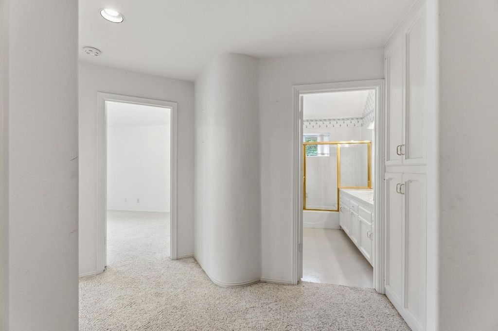 Image 21 of property listing at 382 E Walnut Hill Avenue, Fresno, CA 93720