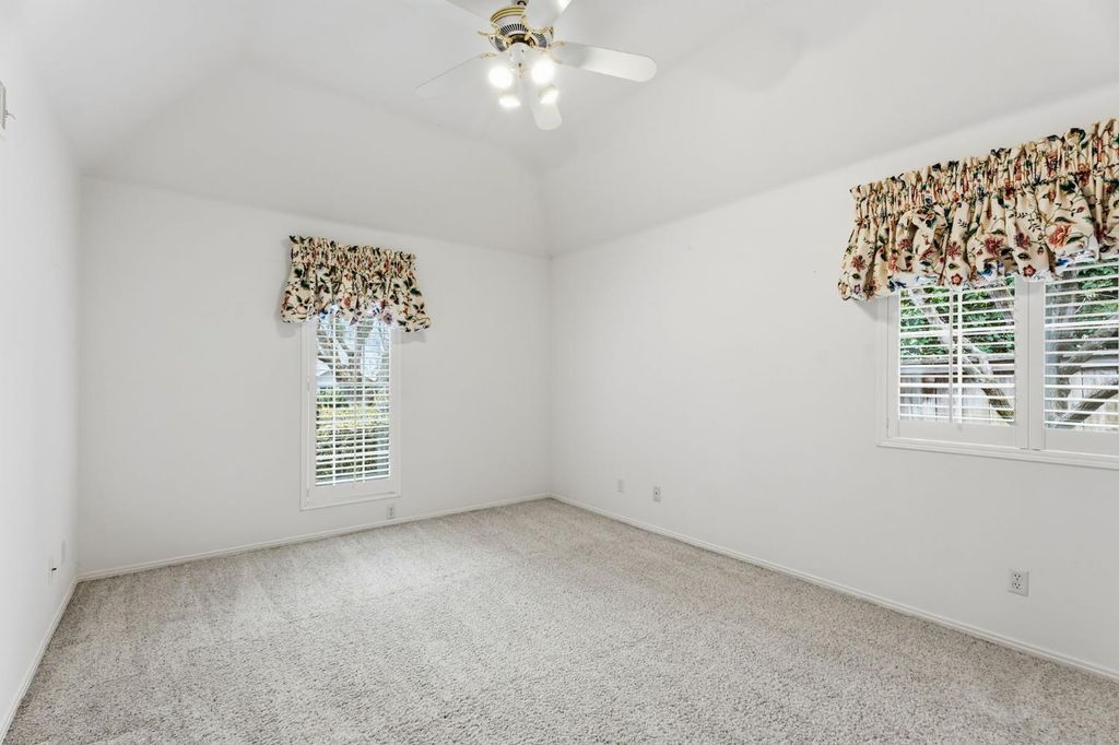 Image 24 of property listing at 382 E Walnut Hill Avenue, Fresno, CA 93720