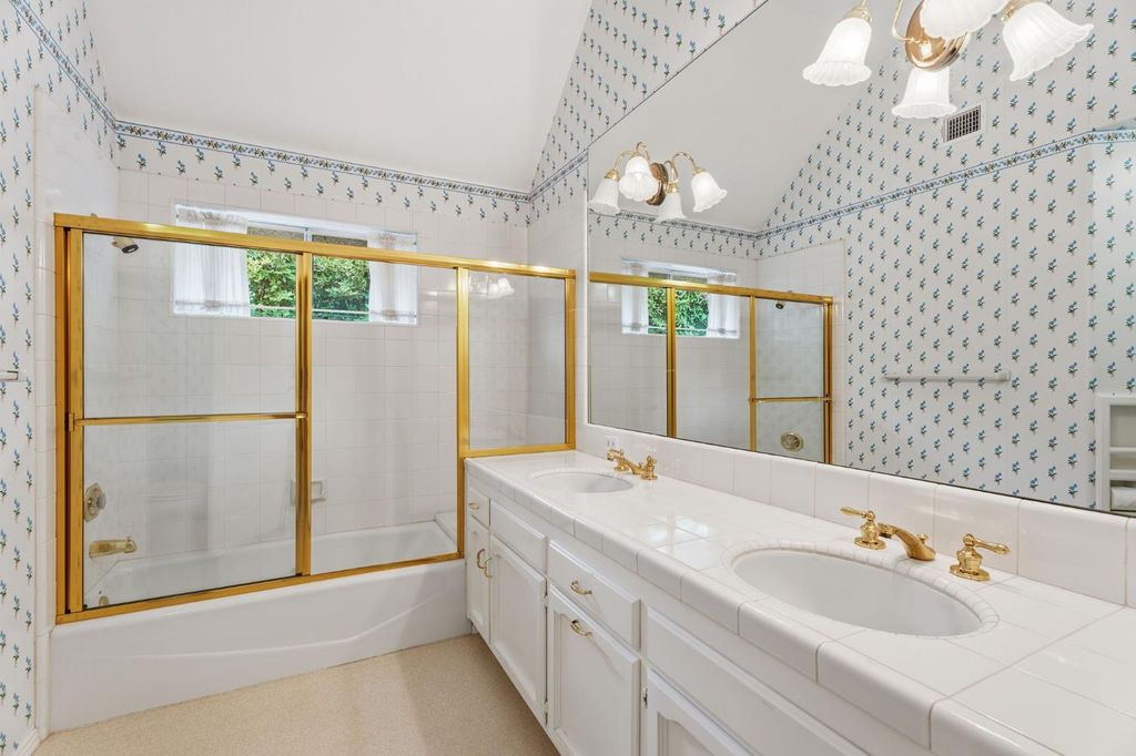 Image 26 of property listing at 382 E Walnut Hill Avenue, Fresno, CA 93720