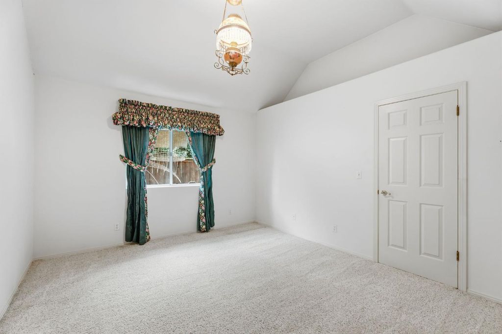 Image 27 of property listing at 382 E Walnut Hill Avenue, Fresno, CA 93720