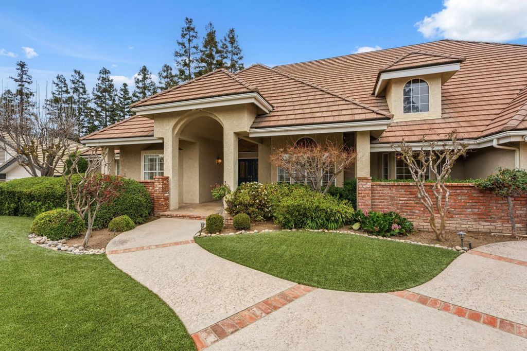 Image 3 of property listing at 382 E Walnut Hill Avenue, Fresno, CA 93720