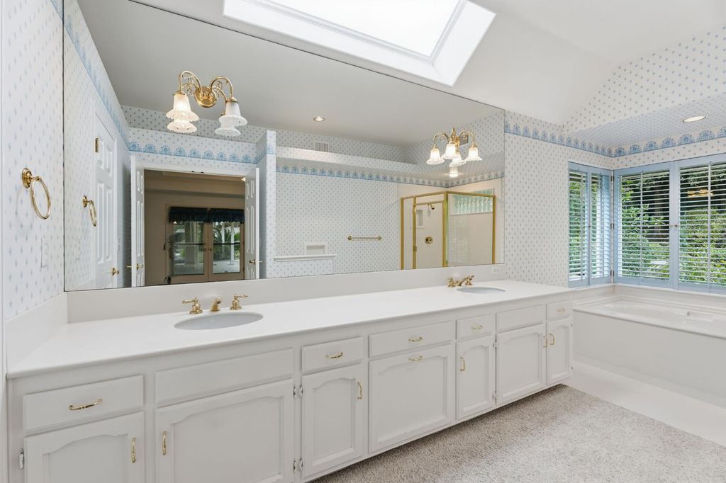 Image 32 of property listing at 382 E Walnut Hill Avenue, Fresno, CA 93720