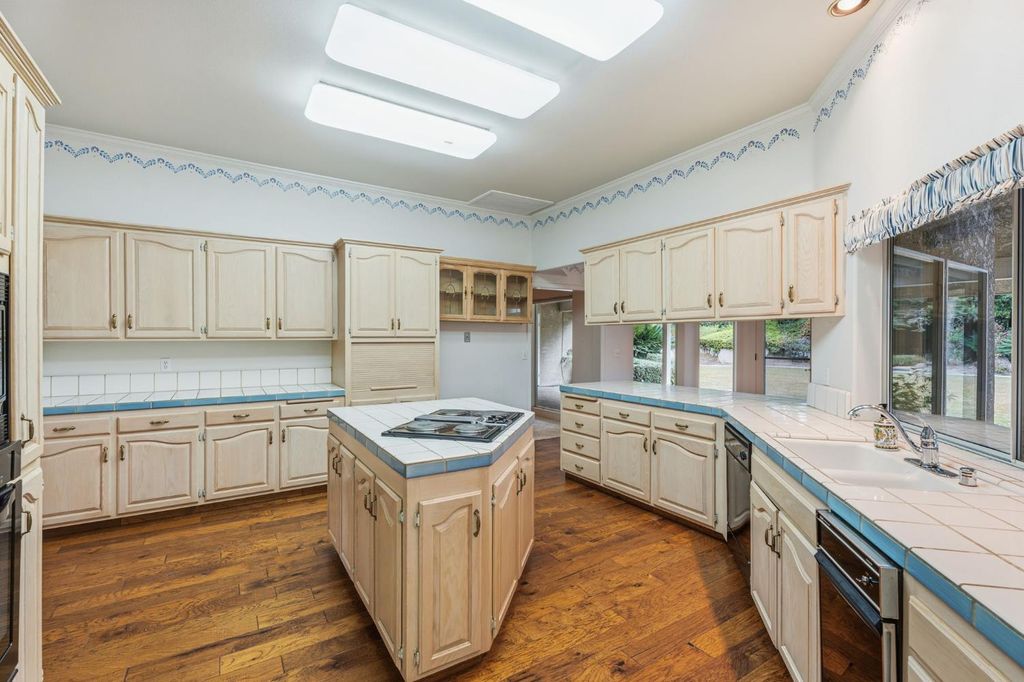 Image 39 of property listing at 382 E Walnut Hill Avenue, Fresno, CA 93720