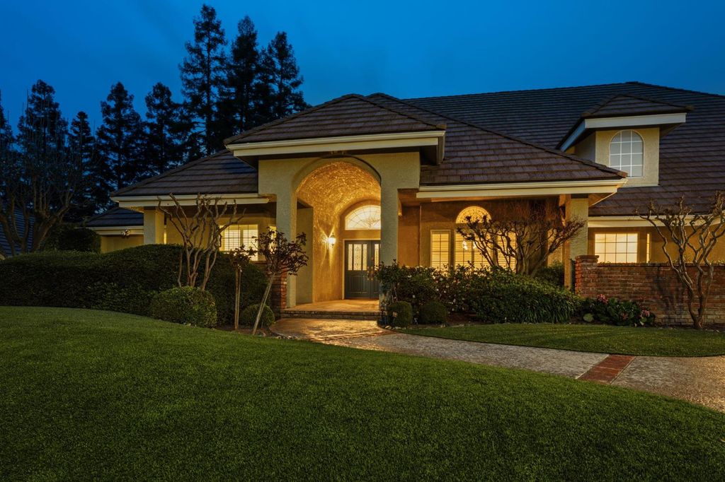 Image 4 of property listing at 382 E Walnut Hill Avenue, Fresno, CA 93720