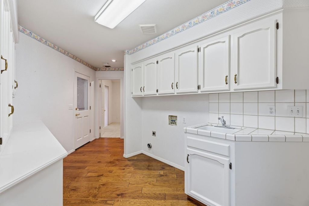 Image 42 of property listing at 382 E Walnut Hill Avenue, Fresno, CA 93720