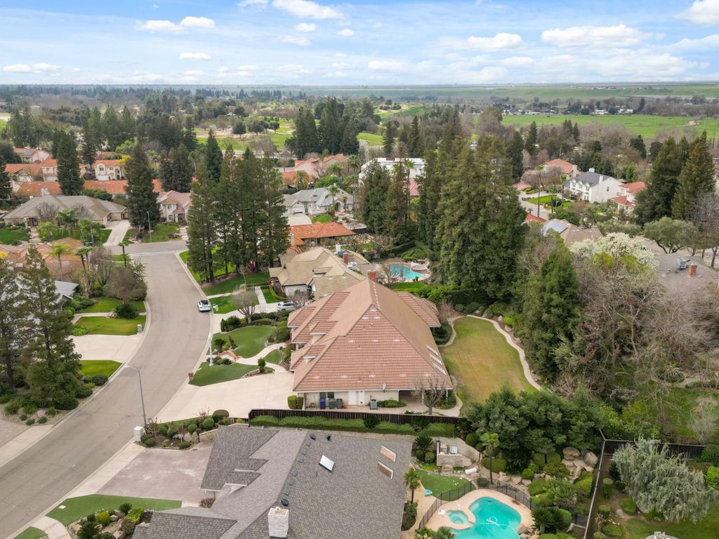 Image 65 of property listing at 382 E Walnut Hill Avenue, Fresno, CA 93720