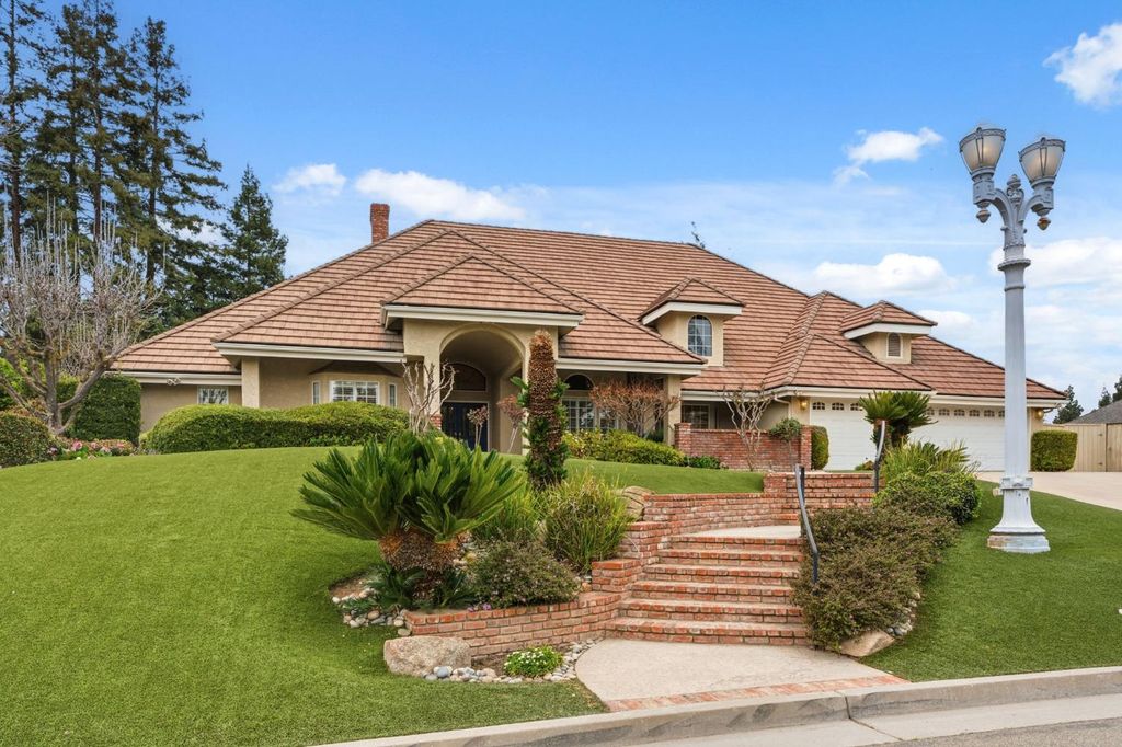 Image 7 of property listing at 382 E Walnut Hill Avenue, Fresno, CA 93720