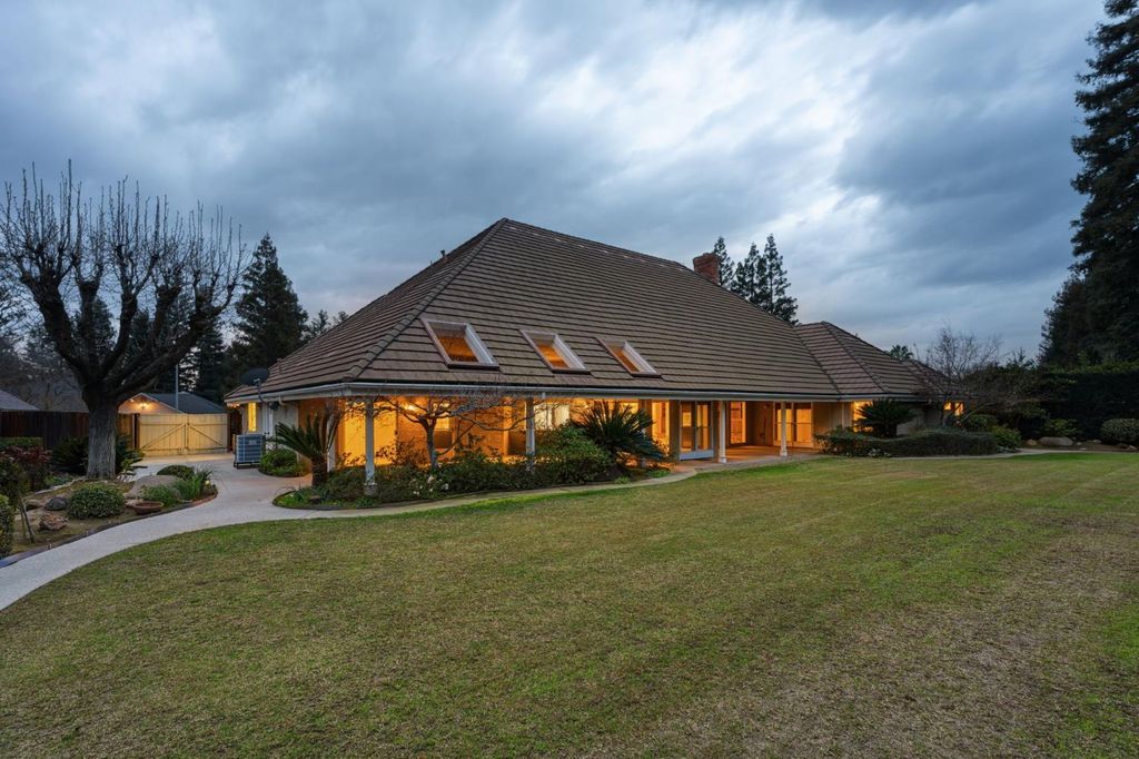 Image 74 of property listing at 382 E Walnut Hill Avenue, Fresno, CA 93720