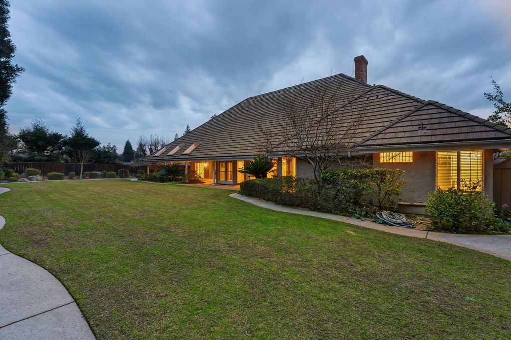 Image 76 of property listing at 382 E Walnut Hill Avenue, Fresno, CA 93720