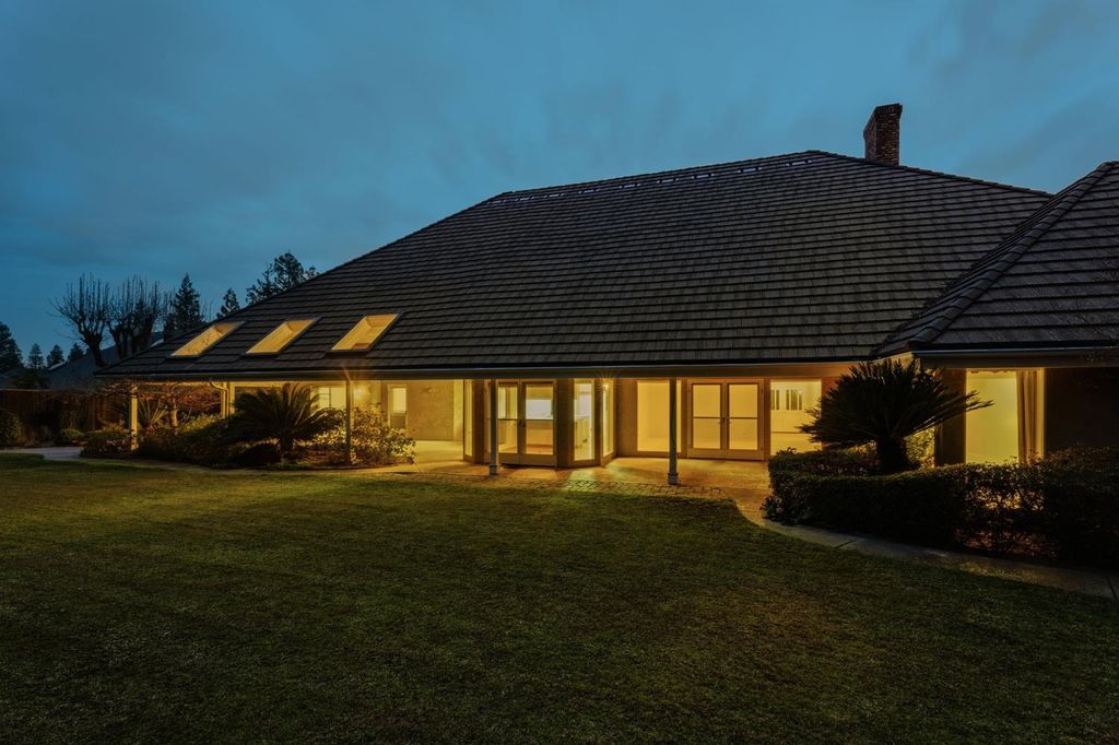 Image 79 of property listing at 382 E Walnut Hill Avenue, Fresno, CA 93720