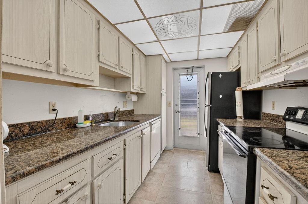 Image 14 of property listing at 3100 S Ocean Boulevard 102, Highland Beach, FL 33487