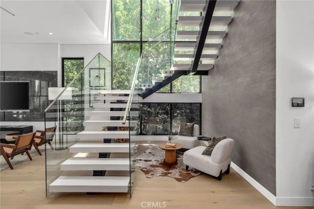 15231 Greenleaf Street, Sherman Oaks, CA 91403