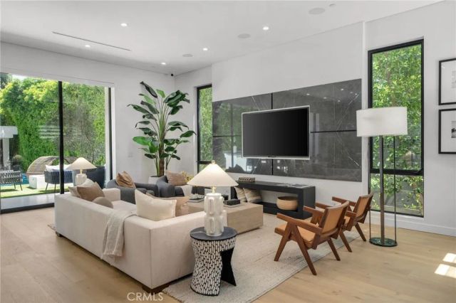 15231 Greenleaf Street, Sherman Oaks, CA 91403