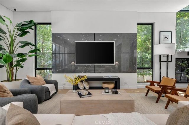 15231 Greenleaf Street, Sherman Oaks, CA 91403