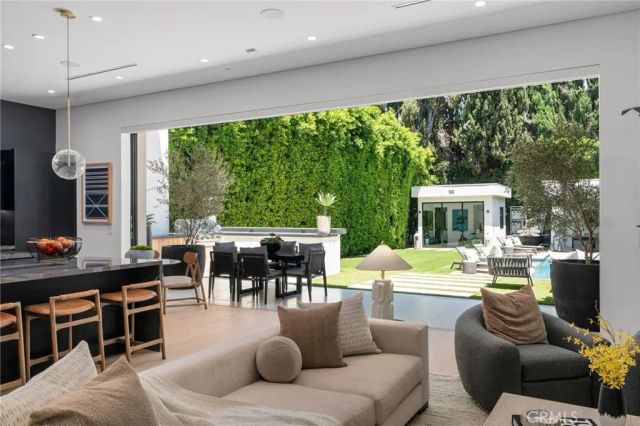 15231 Greenleaf Street, Sherman Oaks, CA 91403