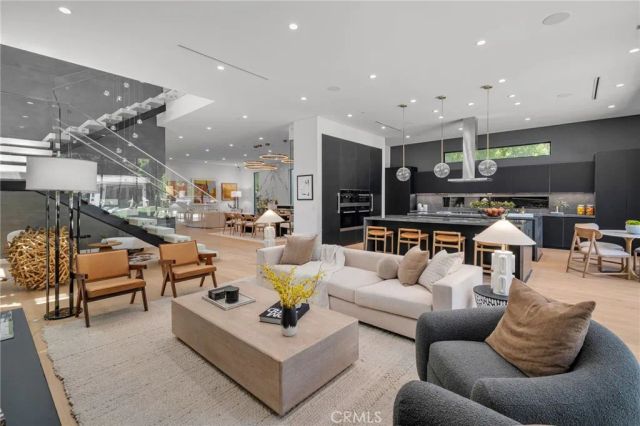 15231 Greenleaf Street, Sherman Oaks, CA 91403