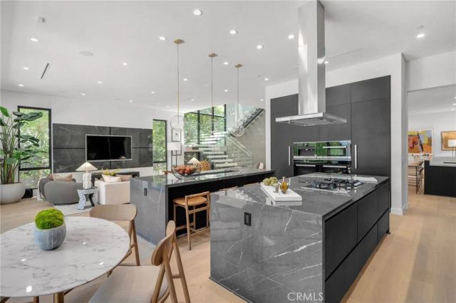 15231 Greenleaf Street, Sherman Oaks, CA 91403