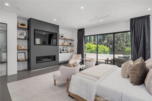 15231 Greenleaf Street, Sherman Oaks, CA 91403